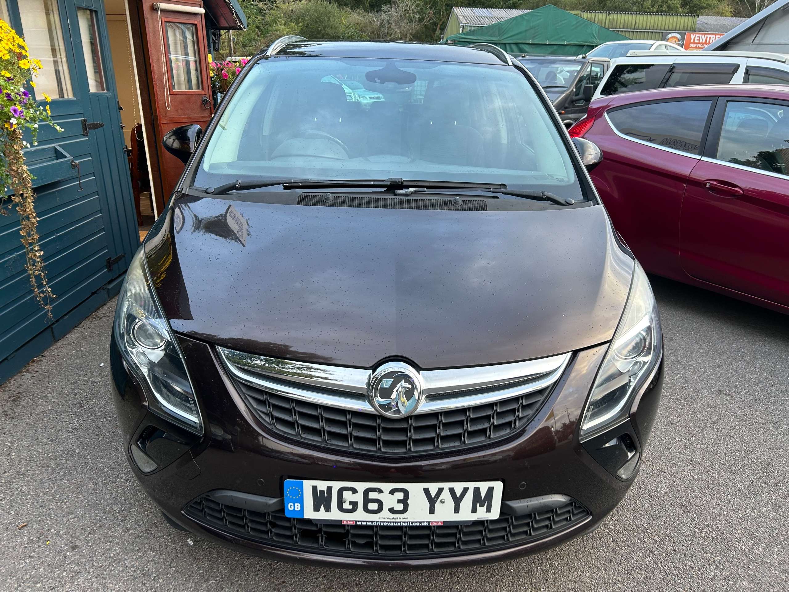 A 2013 VAUXHALL ZAFIRA TOURER 2.0 CDTi SE MPV 5dr Diesel Manual Euro 5 (165 ps) A 2013 VAUXHALL ZAFIRA TOURER 2.0 CDTi SE MPV 5dr Diesel Manual Euro 5 (165 ps)