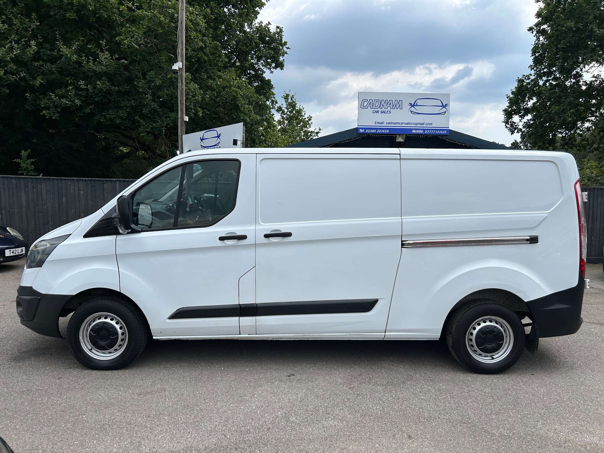 A 2015 FORD TRANSIT CUSTOM 2.2 TDCi 290 Panel Van 5dr Diesel Manual L2 H1 (186 g/km, 98 bhp) A 2015 FORD TRANSIT CUSTOM 2.2 TDCi 290 Panel Van 5dr Diesel Manual L2 H1 (186 g/km, 98 bhp)