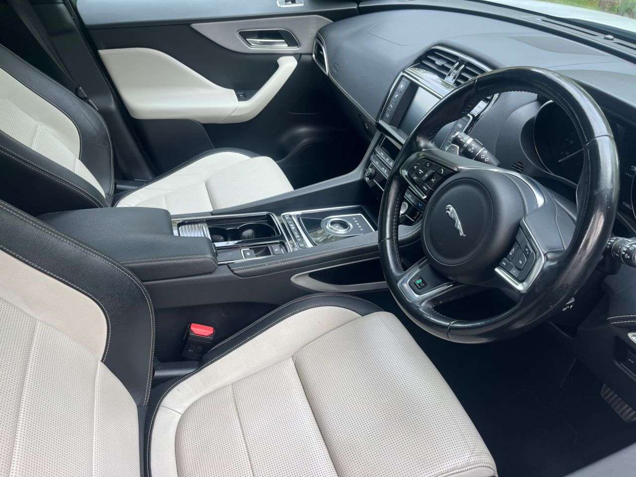 A 2018 JAGUAR F-PACE 2.0 P250i R-Sport SUV 5dr Petrol Auto AWD Euro 6 (s/s) (250 ps) Car Finance A 2018 JAGUAR F-PACE 2.0 P250i R-Sport SUV 5dr Petrol Auto AWD Euro 6 (s/s) (250 ps) Car Finance