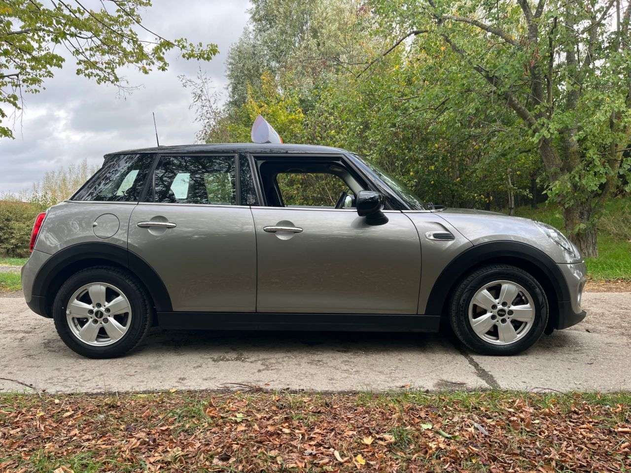 A 2019 MINI HATCH 1.5 Cooper Classic Hatchback 5dr Petrol Manual Euro 6 (s/s) (136 ps) Car Fi A 2019 MINI HATCH 1.5 Cooper Classic Hatchback 5dr Petrol Manual Euro 6 (s/s) (136 ps) Car Fi