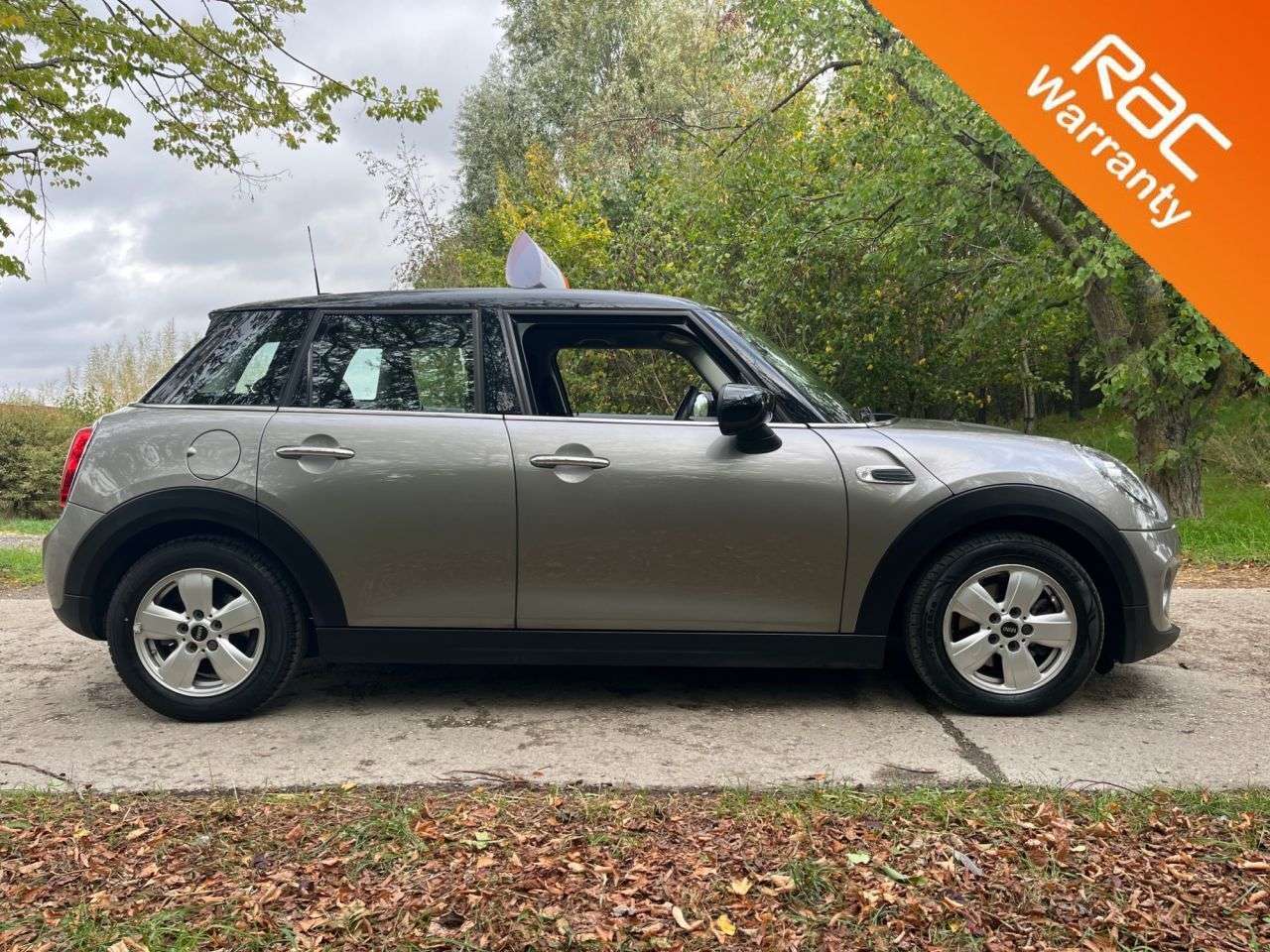 A 2019 MINI HATCH 1.5 Cooper Classic Hatchback 5dr Petrol Manual Euro 6 (s/s) (136 ps) Car Fi A 2019 MINI HATCH 1.5 Cooper Classic Hatchback 5dr Petrol Manual Euro 6 (s/s) (136 ps) Car Fi