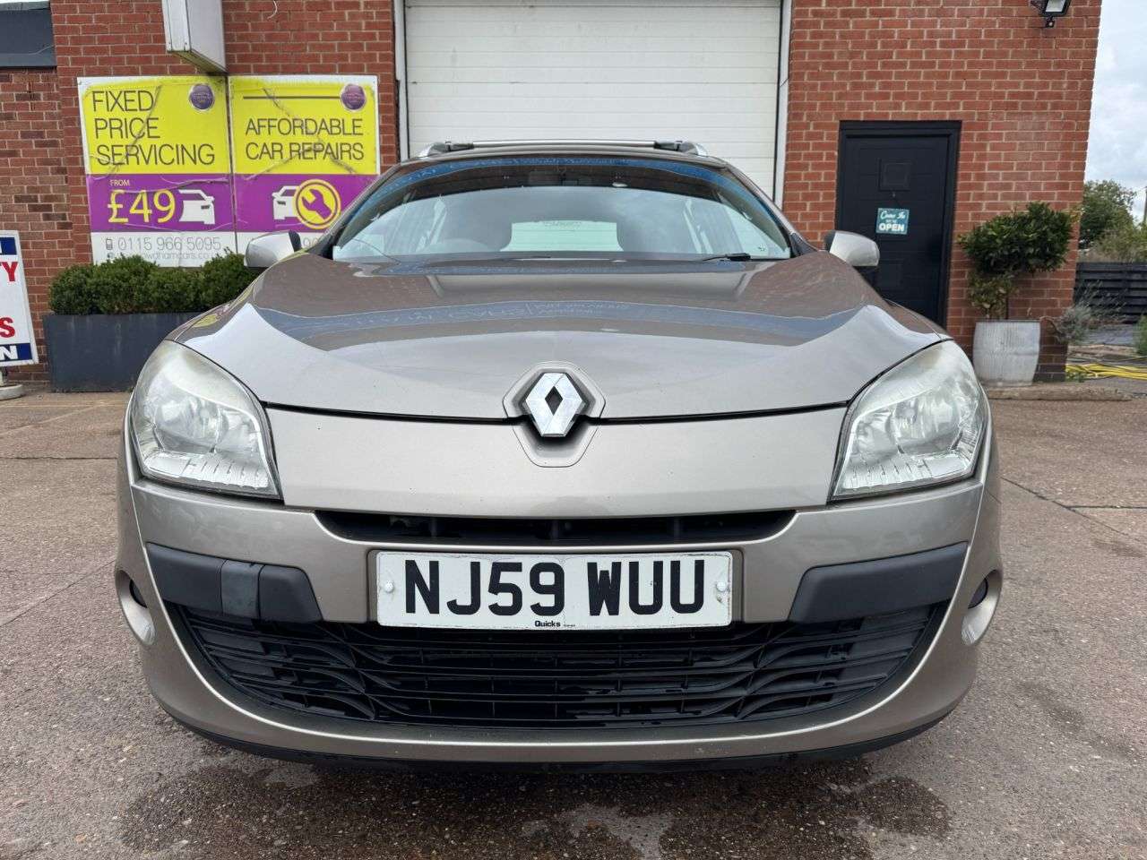 A 2009 RENAULT MEGANE 1.5 dCi Expression Sport Tourer 5dr Diesel Manual Euro 4 (106 ps) A 2009 RENAULT MEGANE 1.5 dCi Expression Sport Tourer 5dr Diesel Manual Euro 4 (106 ps)