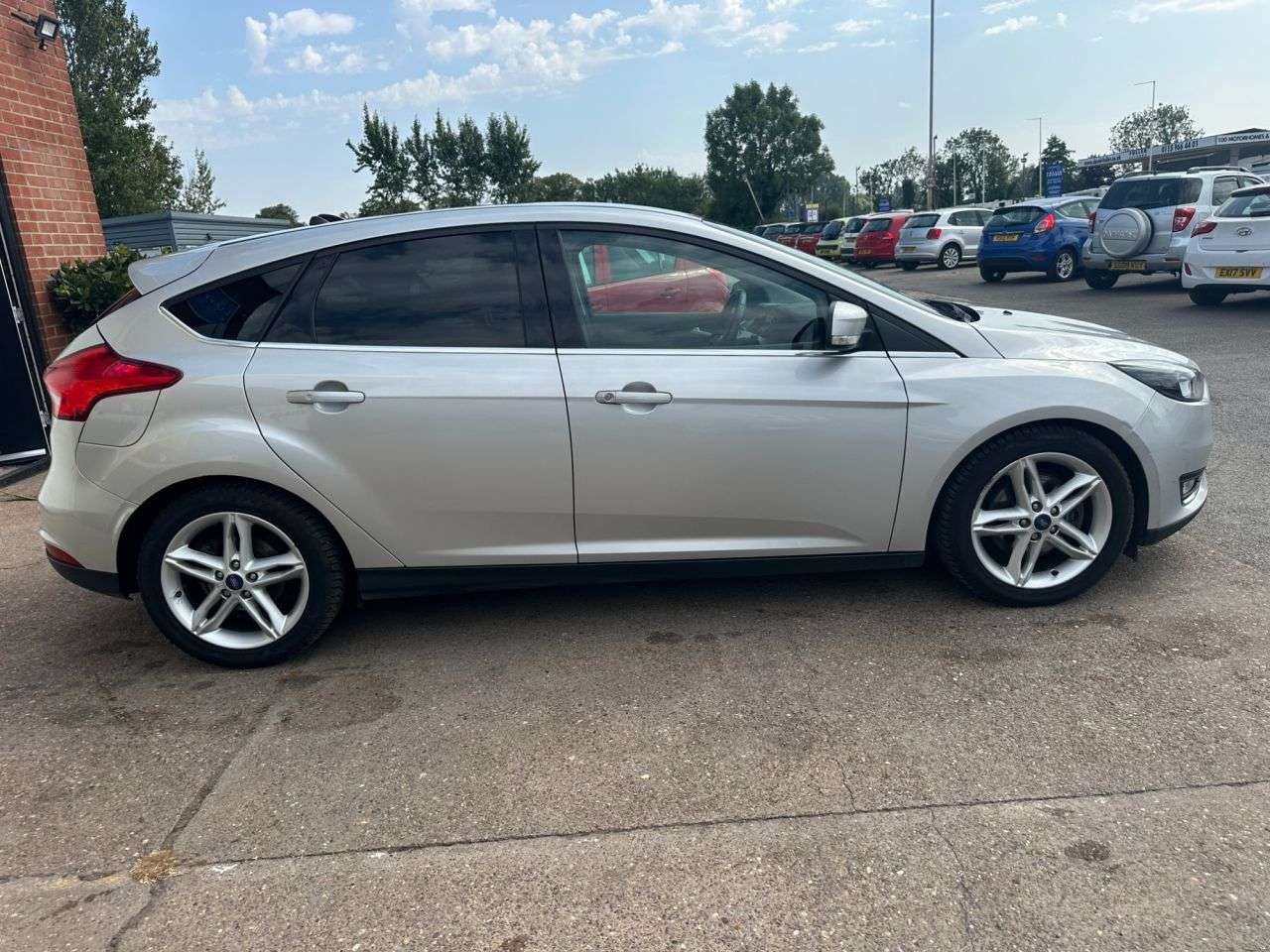 A 2017 FORD FOCUS 1.5T EcoBoost Titanium Hatchback 5dr Petrol Manual Euro 6 (s/s) (150 ps) A 2017 FORD FOCUS 1.5T EcoBoost Titanium Hatchback 5dr Petrol Manual Euro 6 (s/s) (150 ps)