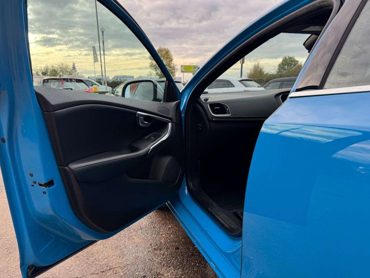 2014 VOLVO V40 2014 VOLVO V40