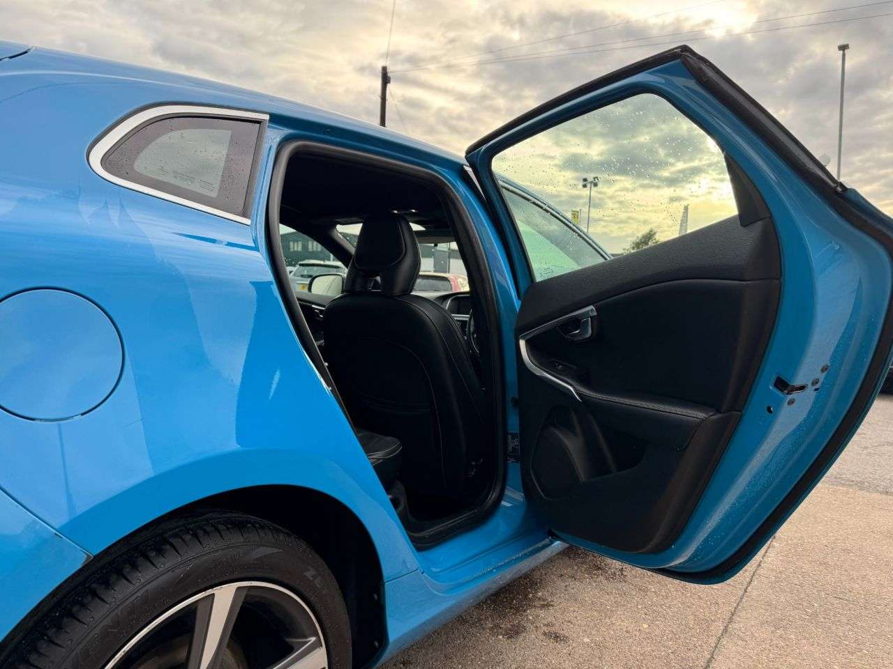 2014 VOLVO V40 2014 VOLVO V40