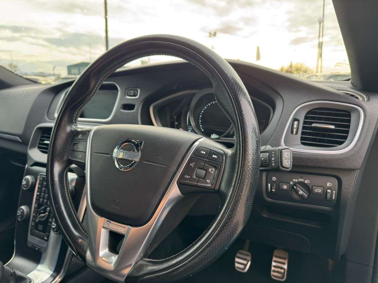 2014 VOLVO V40 2014 VOLVO V40