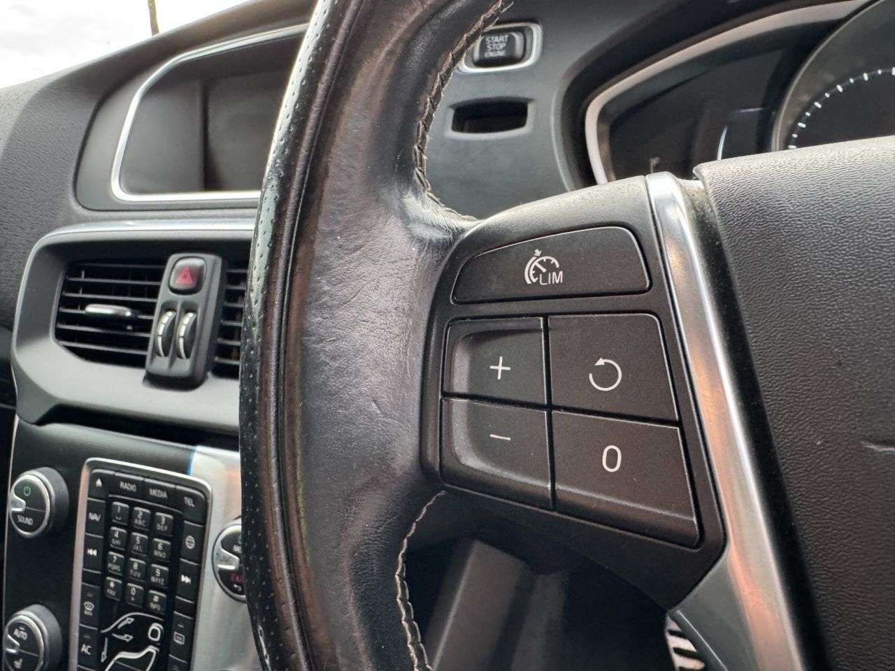 2014 VOLVO V40 2014 VOLVO V40