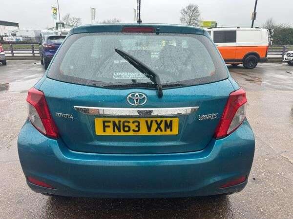 A 2013 TOYOTA YARIS 1.33 Dual VVT-i TR Hatchback 3dr Petrol Manual Euro 5 (101 ps) A 2013 TOYOTA YARIS 1.33 Dual VVT-i TR Hatchback 3dr Petrol Manual Euro 5 (101 ps)