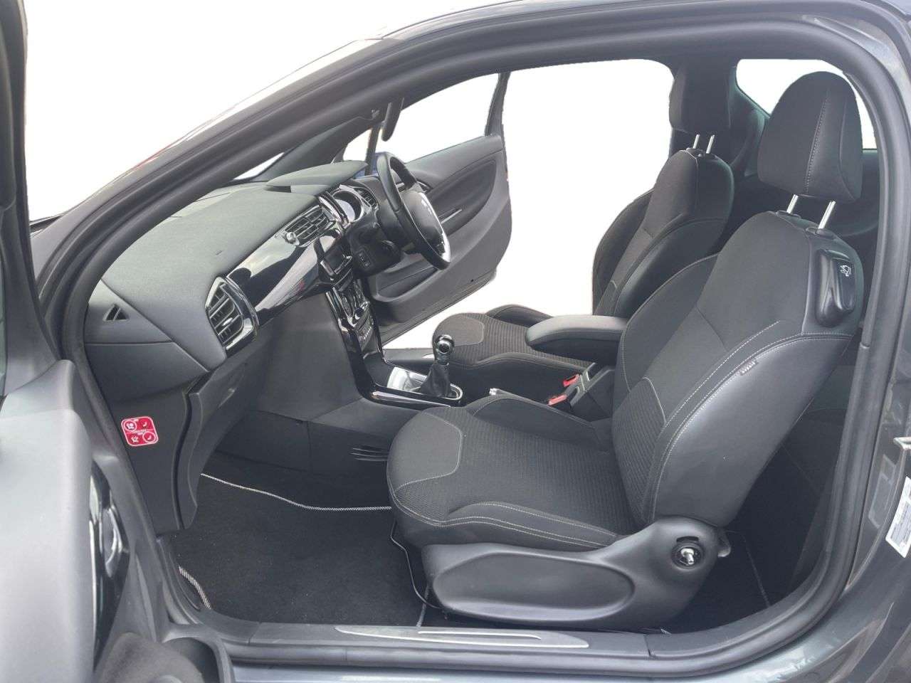 A 2015 CITROEN DS3 1.6 e-HDi DStyle Plus Hatchback 3dr Diesel Manual Euro 5 (s/s) (90 ps) A 2015 CITROEN DS3 1.6 e-HDi DStyle Plus Hatchback 3dr Diesel Manual Euro 5 (s/s) (90 ps)