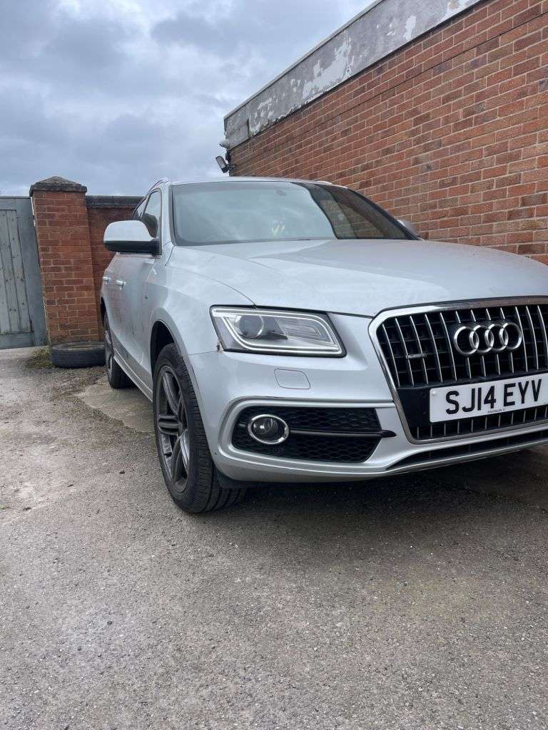 A 2014 AUDI Q5 2.0 TDI S line Plus SUV 5dr Diesel S Tronic quattro Euro 5 (s/s) (177 ps) A 2014 AUDI Q5 2.0 TDI S line Plus SUV 5dr Diesel S Tronic quattro Euro 5 (s/s) (177 ps)