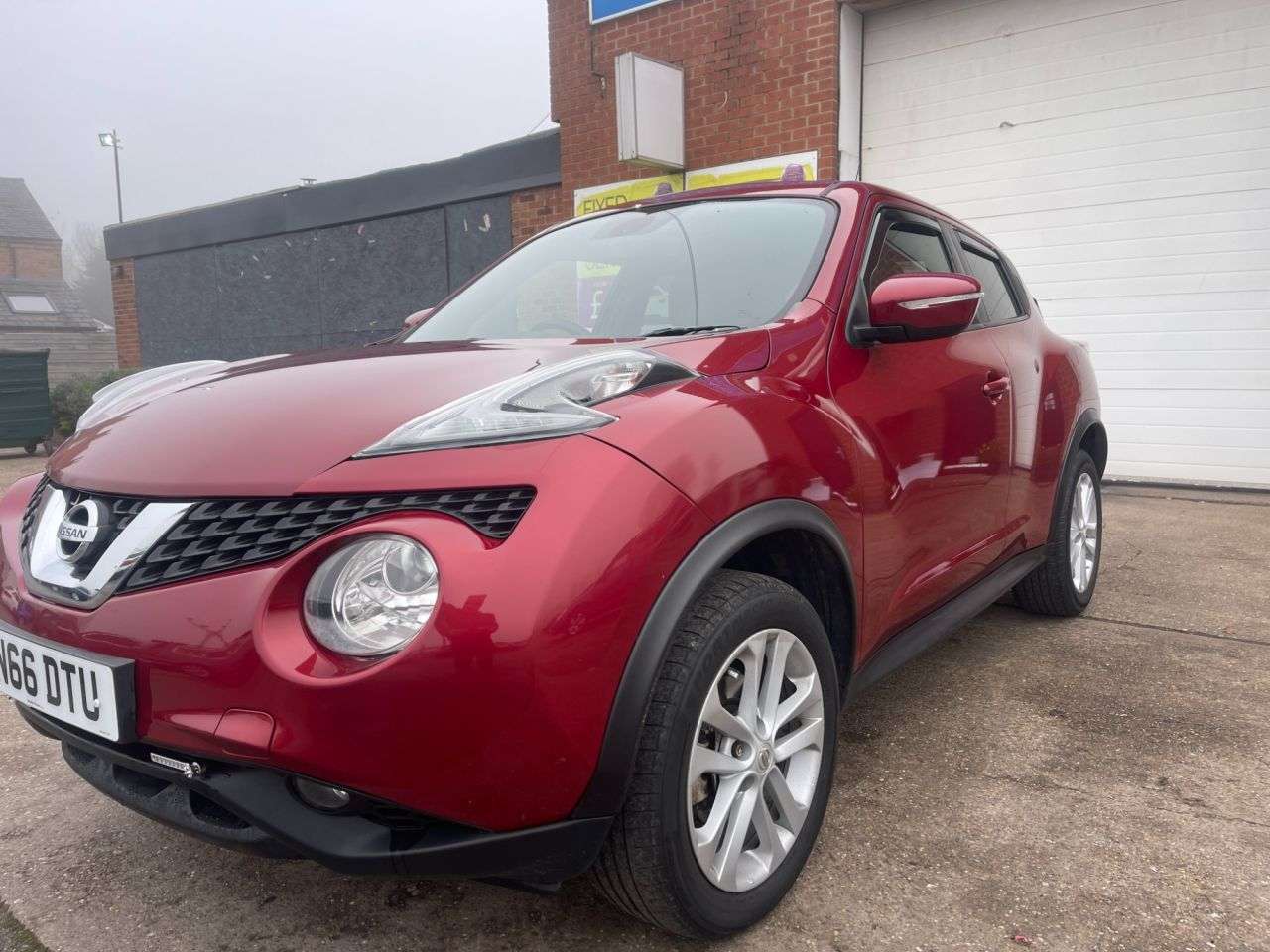 A 2016 NISSAN JUKE 1.6 N-Connecta SUV 5dr Petrol XTRON Euro 6 (117 ps) A 2016 NISSAN JUKE 1.6 N-Connecta SUV 5dr Petrol XTRON Euro 6 (117 ps)