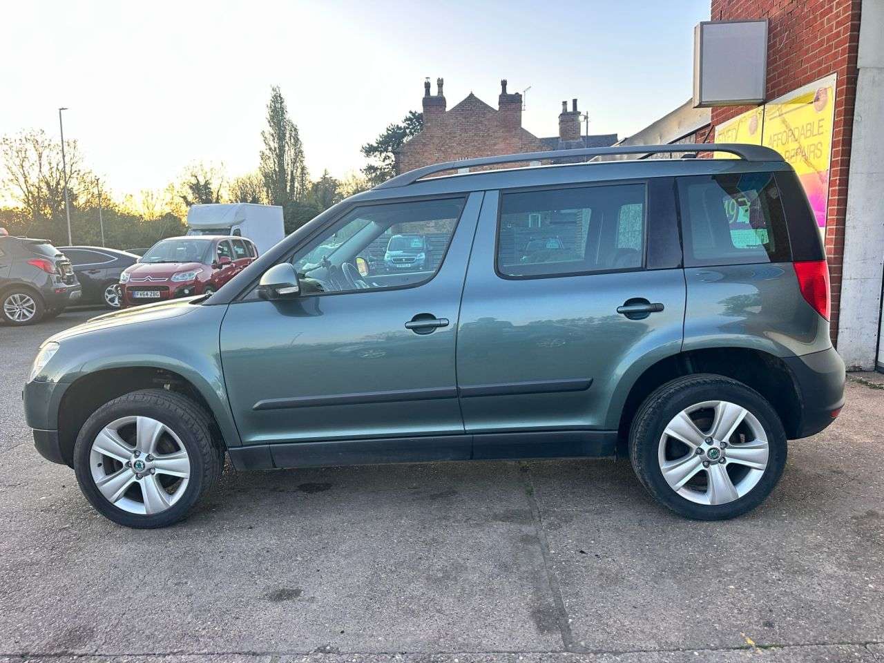 A 2012 SKODA YETI 2.0 TDI SE Plus SUV 5dr Diesel Manual 4WD Euro 5 (110 ps) A 2012 SKODA YETI 2.0 TDI SE Plus SUV 5dr Diesel Manual 4WD Euro 5 (110 ps)