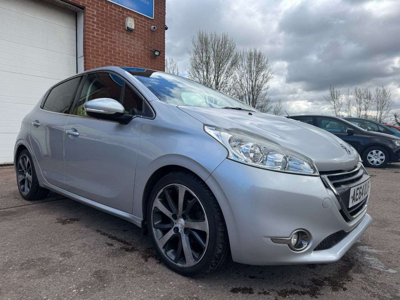 A 2014 PEUGEOT 208 1.6 BlueHDi Feline Hatchback 5dr Diesel Manual Euro 6 (s/s) (Nav) (120 ps) A 2014 PEUGEOT 208 1.6 BlueHDi Feline Hatchback 5dr Diesel Manual Euro 6 (s/s) (Nav) (120 ps)