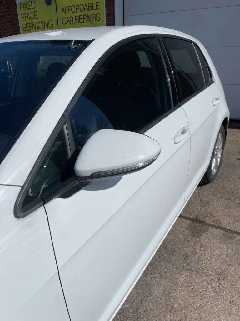 A 2015 VOLKSWAGEN GOLF 1.6 TDI BlueMotion Tech Match Hatchback 5dr Diesel Manual Euro 6 (s/s) (110 A 2015 VOLKSWAGEN GOLF 1.6 TDI BlueMotion Tech Match Hatchback 5dr Diesel Manual Euro 6 (s/s) (110