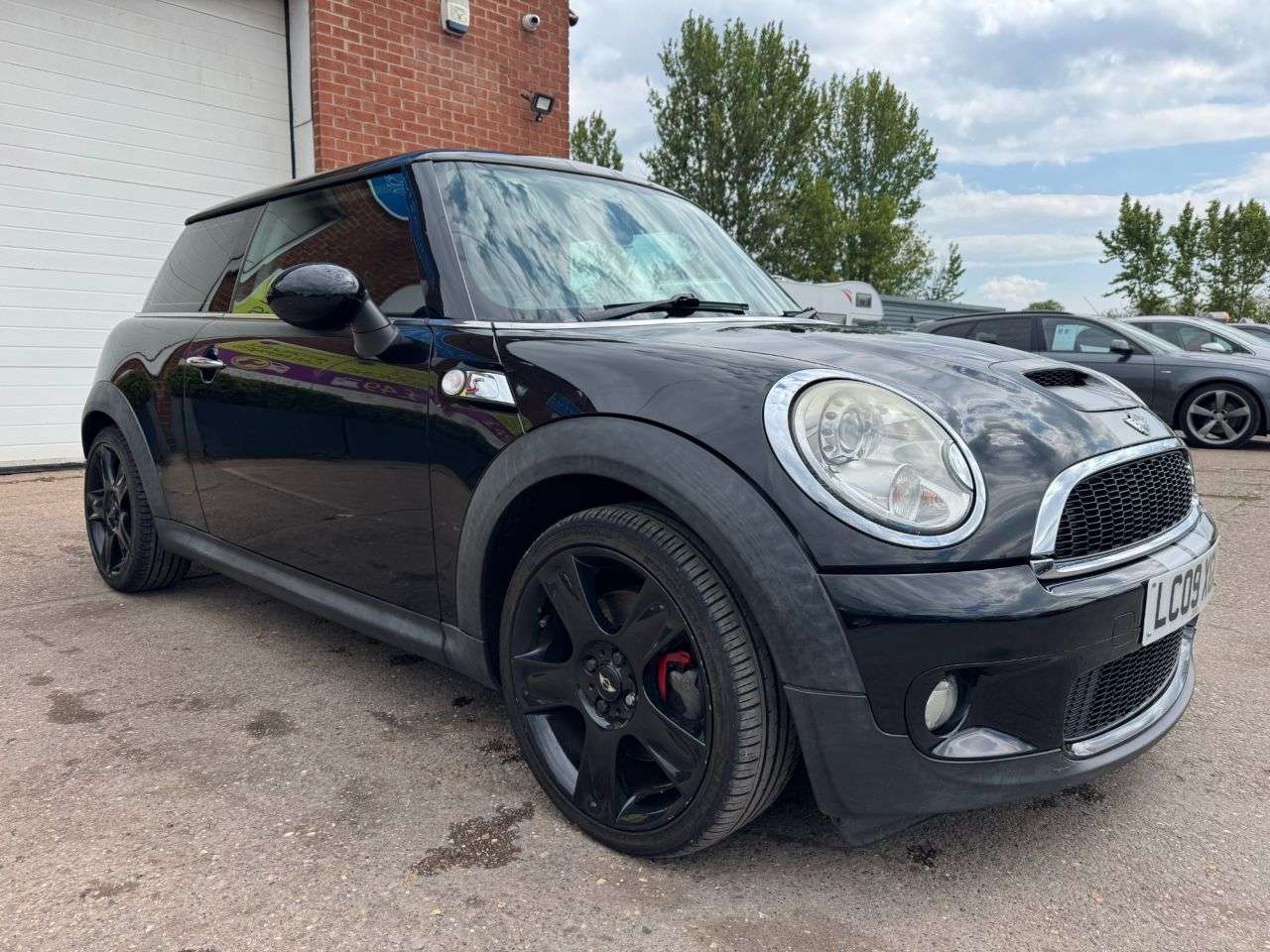 A 2009 MINI HATCH 1.6 Cooper S Hatchback 3dr Petrol Manual Euro 5 (175 ps) A 2009 MINI HATCH 1.6 Cooper S Hatchback 3dr Petrol Manual Euro 5 (175 ps)