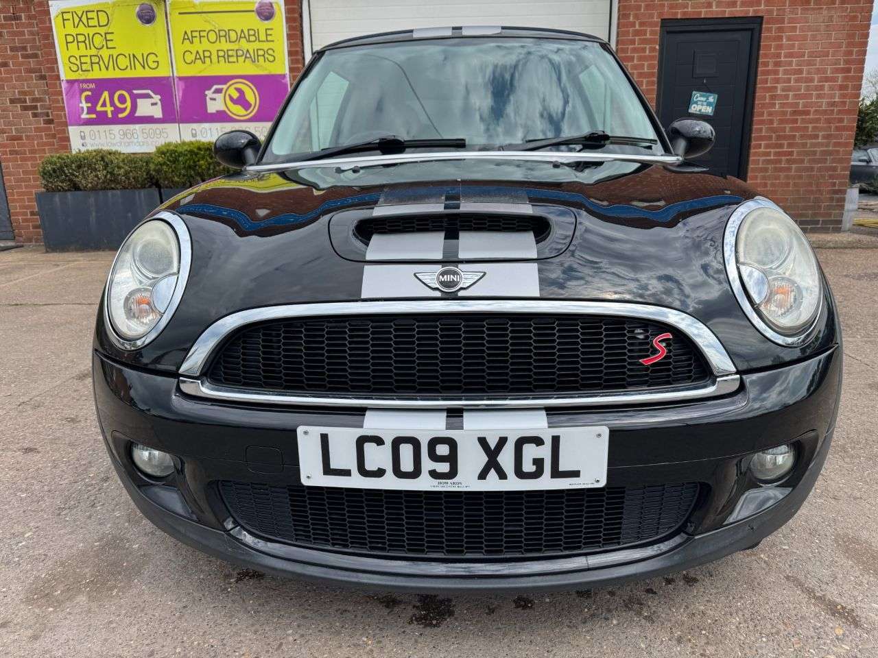A 2009 MINI HATCH 1.6 Cooper S Hatchback 3dr Petrol Manual Euro 5 (175 ps) A 2009 MINI HATCH 1.6 Cooper S Hatchback 3dr Petrol Manual Euro 5 (175 ps)