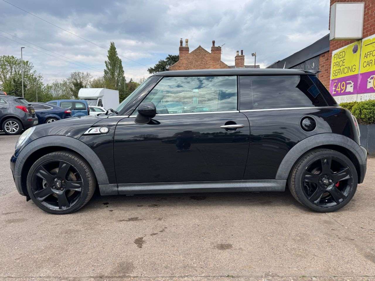 A 2009 MINI HATCH 1.6 Cooper S Hatchback 3dr Petrol Manual Euro 5 (175 ps) A 2009 MINI HATCH 1.6 Cooper S Hatchback 3dr Petrol Manual Euro 5 (175 ps)
