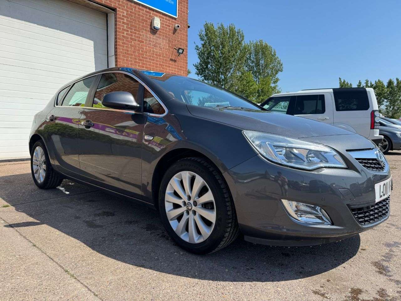 A 2011 VAUXHALL ASTRA 1.6 16v SE Hatchback 5dr Petrol Auto Euro 5 (115 ps) A 2011 VAUXHALL ASTRA 1.6 16v SE Hatchback 5dr Petrol Auto Euro 5 (115 ps)