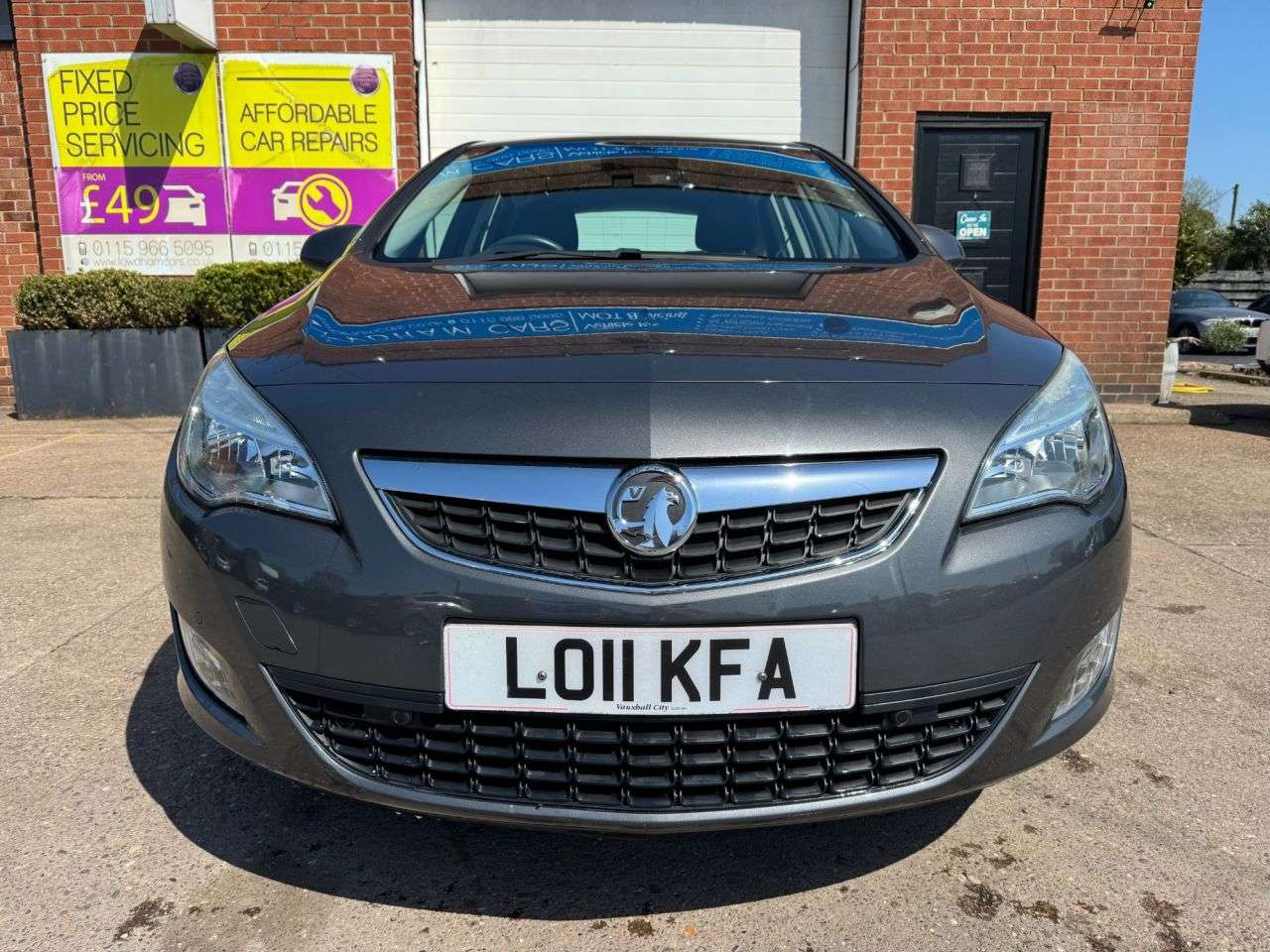 A 2011 VAUXHALL ASTRA 1.6 16v SE Hatchback 5dr Petrol Auto Euro 5 (115 ps) A 2011 VAUXHALL ASTRA 1.6 16v SE Hatchback 5dr Petrol Auto Euro 5 (115 ps)