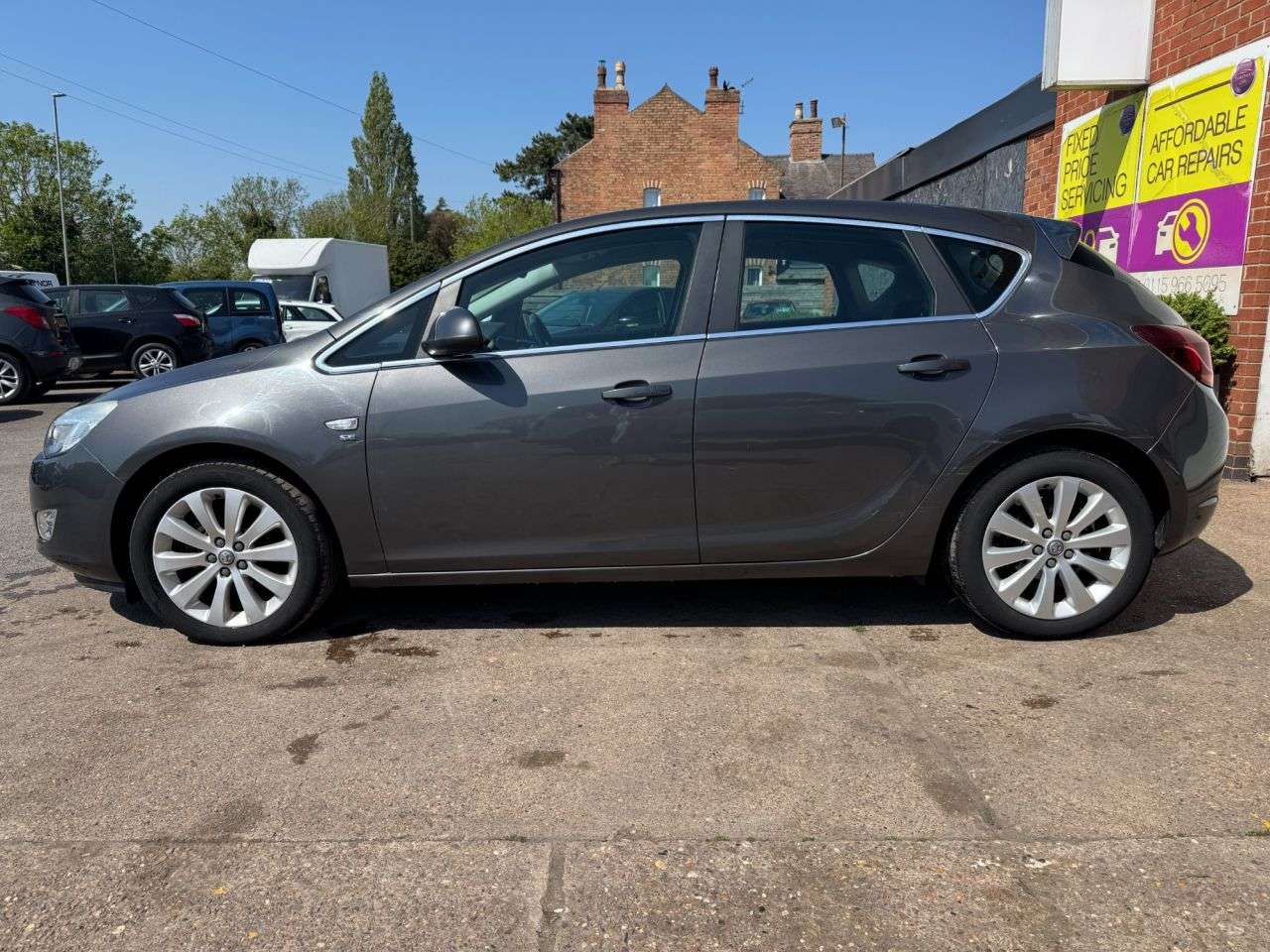 A 2011 VAUXHALL ASTRA 1.6 16v SE Hatchback 5dr Petrol Auto Euro 5 (115 ps) A 2011 VAUXHALL ASTRA 1.6 16v SE Hatchback 5dr Petrol Auto Euro 5 (115 ps)