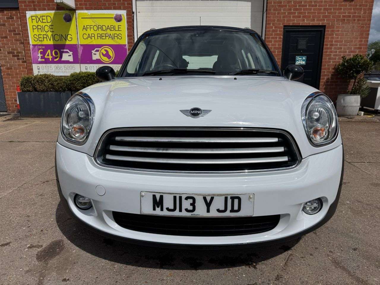 A 2013 MINI COUNTRYMAN 1.6 Cooper SUV 5dr Petrol Manual Euro 6 (s/s) (122 ps) A 2013 MINI COUNTRYMAN 1.6 Cooper SUV 5dr Petrol Manual Euro 6 (s/s) (122 ps)