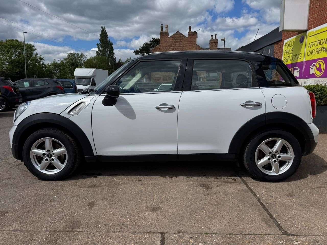 A 2013 MINI COUNTRYMAN 1.6 Cooper SUV 5dr Petrol Manual Euro 6 (s/s) (122 ps) A 2013 MINI COUNTRYMAN 1.6 Cooper SUV 5dr Petrol Manual Euro 6 (s/s) (122 ps)