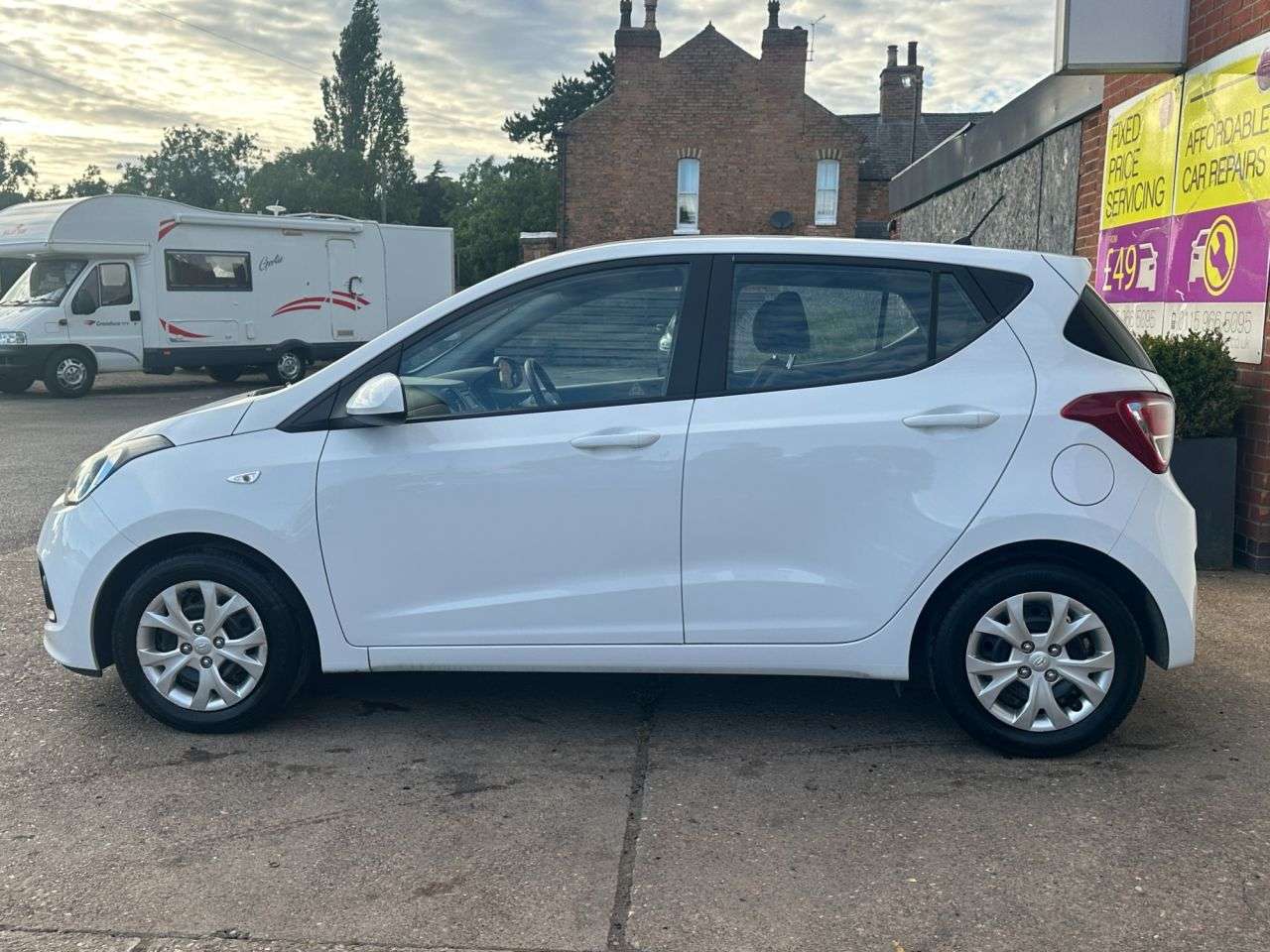 A 2014 HYUNDAI I10 1.0 SE Hatchback 5dr Petrol Manual Euro 5 (66 ps) A 2014 HYUNDAI I10 1.0 SE Hatchback 5dr Petrol Manual Euro 5 (66 ps)