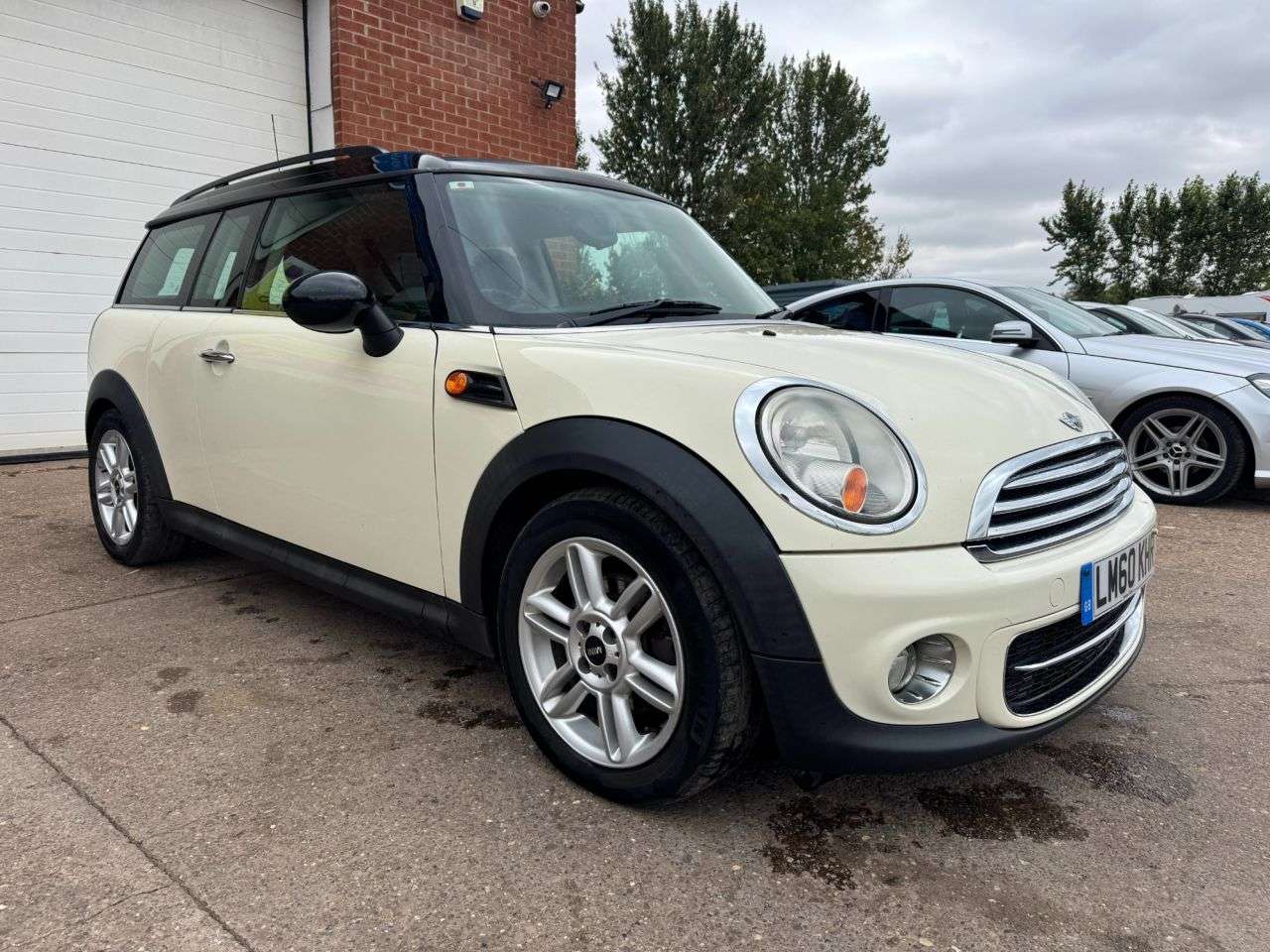 A 2010 MINI CLUBMAN 1.6 Cooper Estate 5dr Petrol Manual Euro 5 (122 ps) A 2010 MINI CLUBMAN 1.6 Cooper Estate 5dr Petrol Manual Euro 5 (122 ps)
