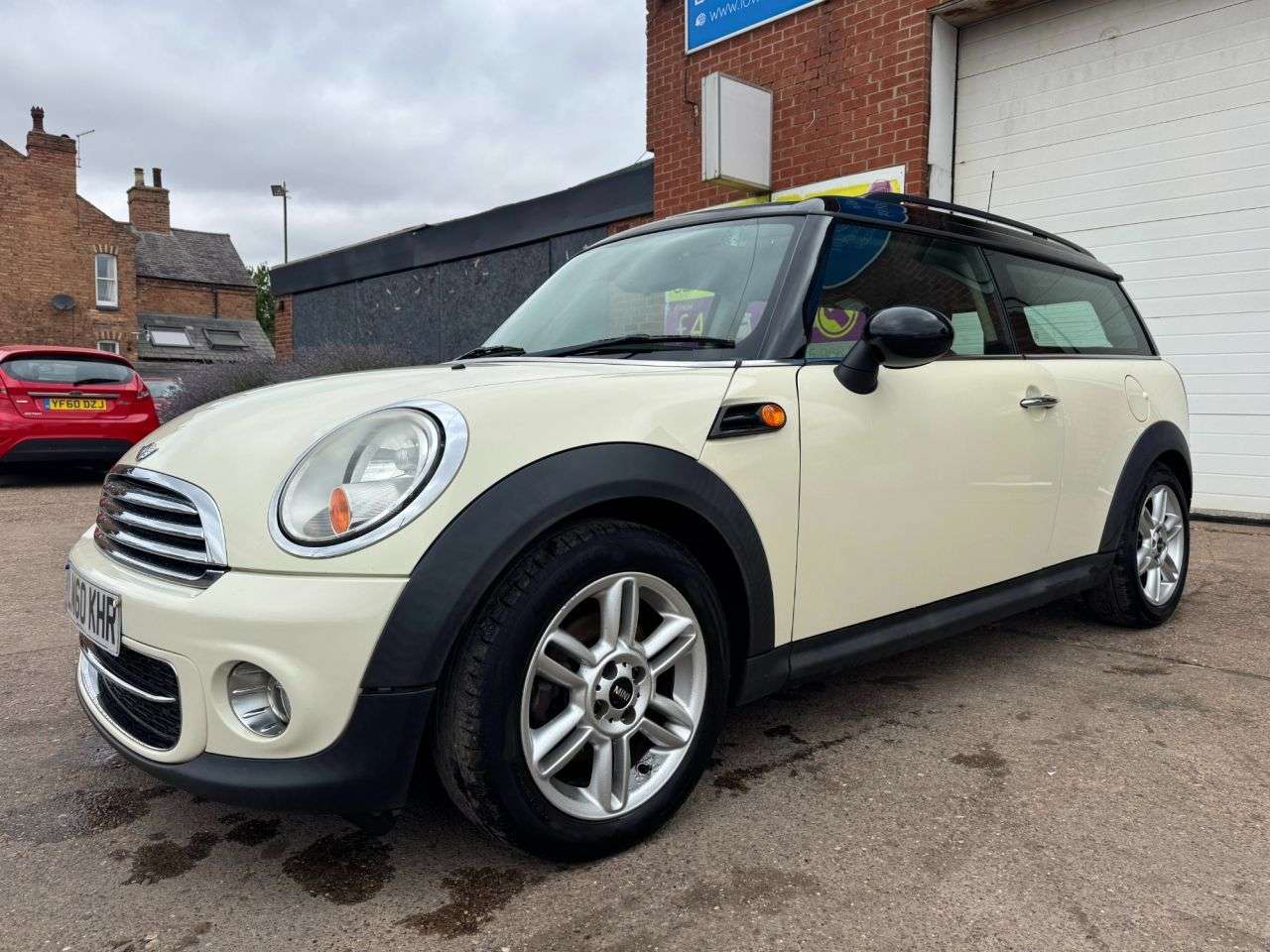 A 2010 MINI CLUBMAN 1.6 Cooper Estate 5dr Petrol Manual Euro 5 (122 ps) A 2010 MINI CLUBMAN 1.6 Cooper Estate 5dr Petrol Manual Euro 5 (122 ps)