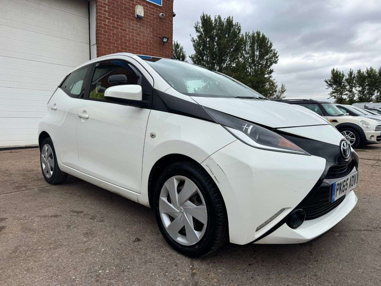 A 2015 TOYOTA AYGO 1.0 VVT-i x-play Hatchback 5dr Petrol Manual Euro 5 Euro 5 (68 ps) A 2015 TOYOTA AYGO 1.0 VVT-i x-play Hatchback 5dr Petrol Manual Euro 5 Euro 5 (68 ps)