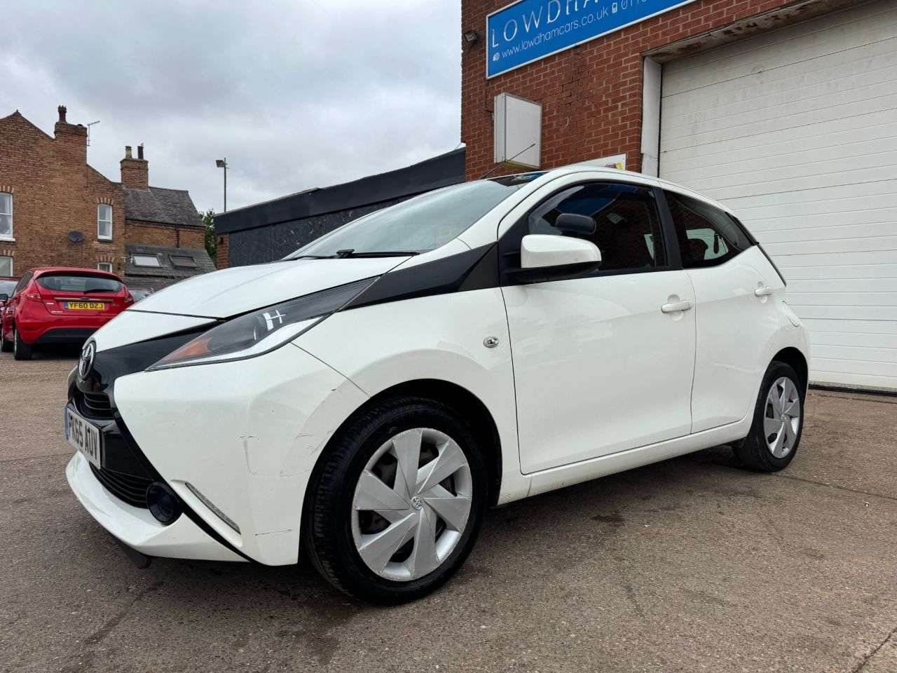 A 2015 TOYOTA AYGO 1.0 VVT-i x-play Hatchback 5dr Petrol Manual Euro 5 Euro 5 (68 ps) A 2015 TOYOTA AYGO 1.0 VVT-i x-play Hatchback 5dr Petrol Manual Euro 5 Euro 5 (68 ps)