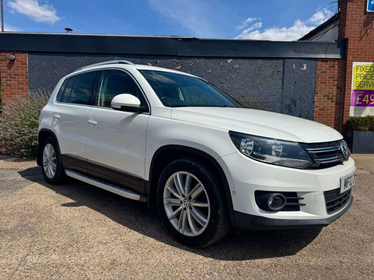 A 2012 VOLKSWAGEN TIGUAN 2.0 TDI BlueMotion Tech SE SUV 5dr Diesel Manual 4WD Euro 5 (s/s) (140 ps) A 2012 VOLKSWAGEN TIGUAN 2.0 TDI BlueMotion Tech SE SUV 5dr Diesel Manual 4WD Euro 5 (s/s) (140 ps)