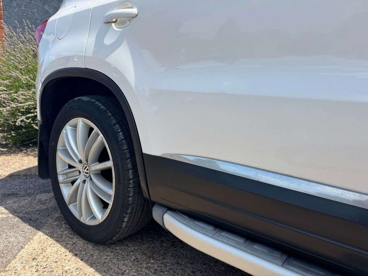 A 2012 VOLKSWAGEN TIGUAN 2.0 TDI BlueMotion Tech SE SUV 5dr Diesel Manual 4WD Euro 5 (s/s) (140 ps) A 2012 VOLKSWAGEN TIGUAN 2.0 TDI BlueMotion Tech SE SUV 5dr Diesel Manual 4WD Euro 5 (s/s) (140 ps)