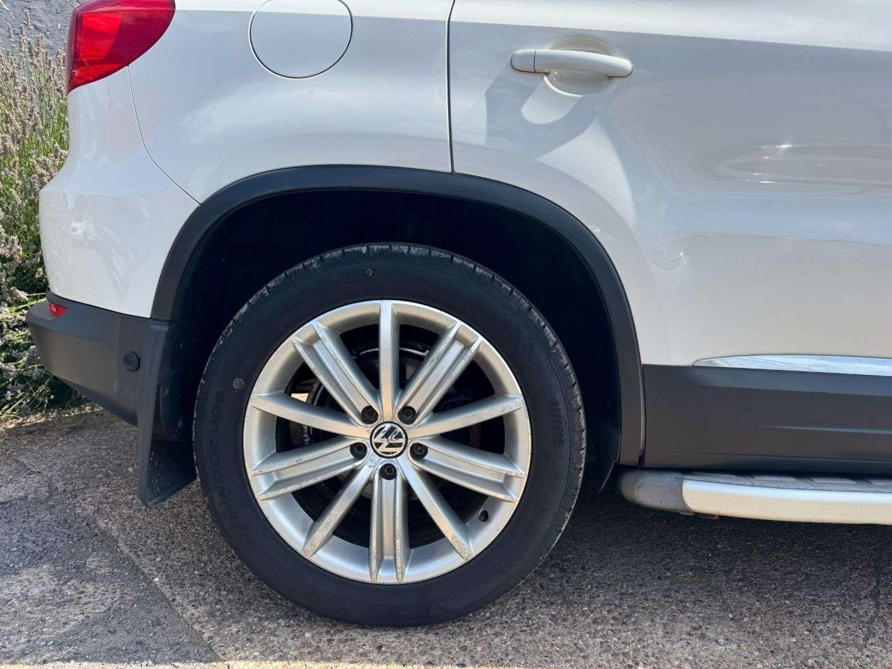 A 2012 VOLKSWAGEN TIGUAN 2.0 TDI BlueMotion Tech SE SUV 5dr Diesel Manual 4WD Euro 5 (s/s) (140 ps) A 2012 VOLKSWAGEN TIGUAN 2.0 TDI BlueMotion Tech SE SUV 5dr Diesel Manual 4WD Euro 5 (s/s) (140 ps)