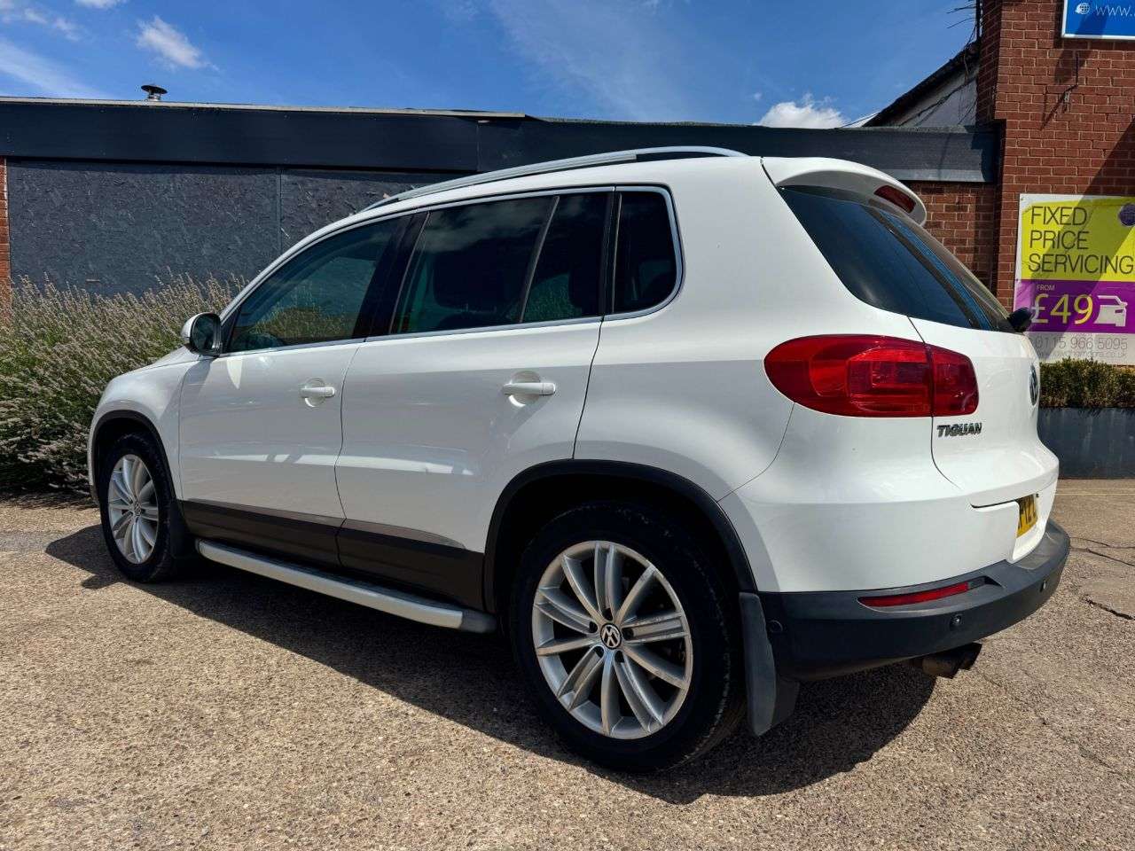 A 2012 VOLKSWAGEN TIGUAN 2.0 TDI BlueMotion Tech SE SUV 5dr Diesel Manual 4WD Euro 5 (s/s) (140 ps) A 2012 VOLKSWAGEN TIGUAN 2.0 TDI BlueMotion Tech SE SUV 5dr Diesel Manual 4WD Euro 5 (s/s) (140 ps)