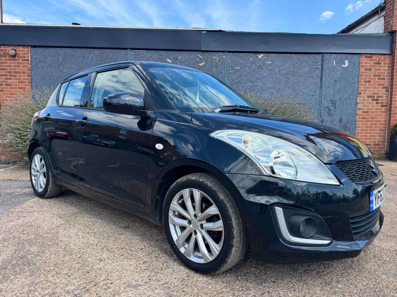A 2014 SUZUKI SWIFT 1.2 SZ3 Hatchback 5dr Petrol Manual Euro 5 (94 ps) A 2014 SUZUKI SWIFT 1.2 SZ3 Hatchback 5dr Petrol Manual Euro 5 (94 ps)