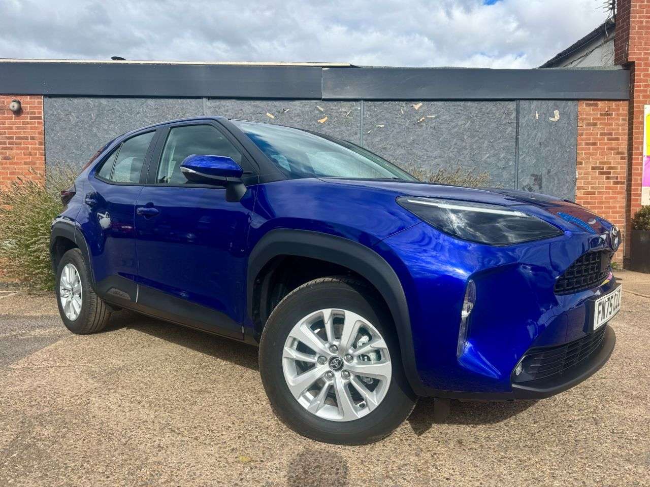A 2025 TOYOTA YARIS CROSS 1.5 VVT-h Icon SUV 5dr Petrol Hybrid E-CVT Euro 6 (s/s) (116 ps) A 2025 TOYOTA YARIS CROSS 1.5 VVT-h Icon SUV 5dr Petrol Hybrid E-CVT Euro 6 (s/s) (116 ps)