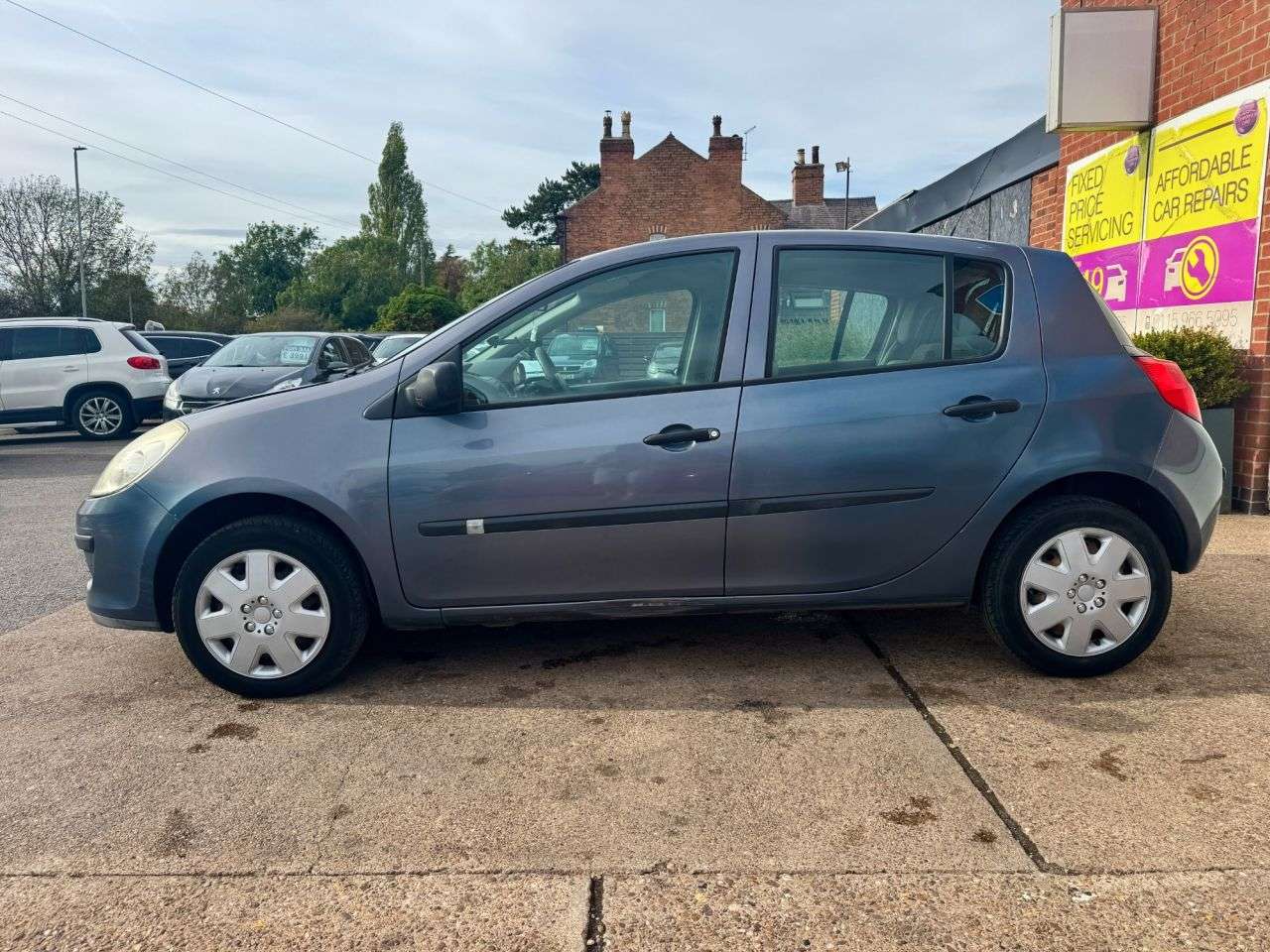 A 2006 RENAULT CLIO 1.2 16v Expression Hatchback 5dr Petrol Manual (139 g/km, 75 bhp) A 2006 RENAULT CLIO 1.2 16v Expression Hatchback 5dr Petrol Manual (139 g/km, 75 bhp)