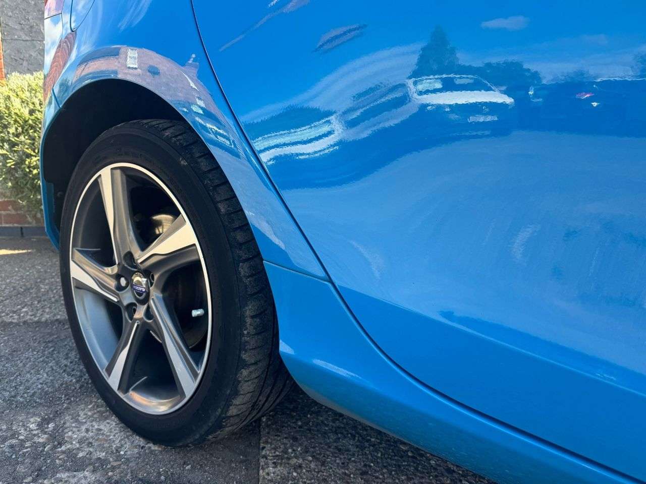 A 2015 VOLVO V40 1.6 D2 R-Design Hatchback 5dr Diesel Manual Euro 5 (s/s) (115 ps) A 2015 VOLVO V40 1.6 D2 R-Design Hatchback 5dr Diesel Manual Euro 5 (s/s) (115 ps)