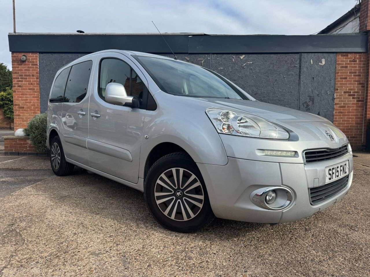 A 2015 PEUGEOT PARTNER TEPEE 1.6 HDi Tepee S MPV 5dr Diesel Manual (135 g/km, 92 bhp) A 2015 PEUGEOT PARTNER TEPEE 1.6 HDi Tepee S MPV 5dr Diesel Manual (135 g/km, 92 bhp)