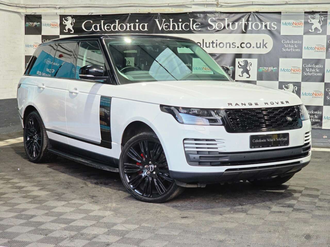 A 2020 LAND ROVER RANGE ROVER 3.0 SD V6 Vogue SUV 5dr Diesel Auto 4WD Euro 6 (s/s) (275 ps) A 2020 LAND ROVER RANGE ROVER 3.0 SD V6 Vogue SUV 5dr Diesel Auto 4WD Euro 6 (s/s) (275 ps)