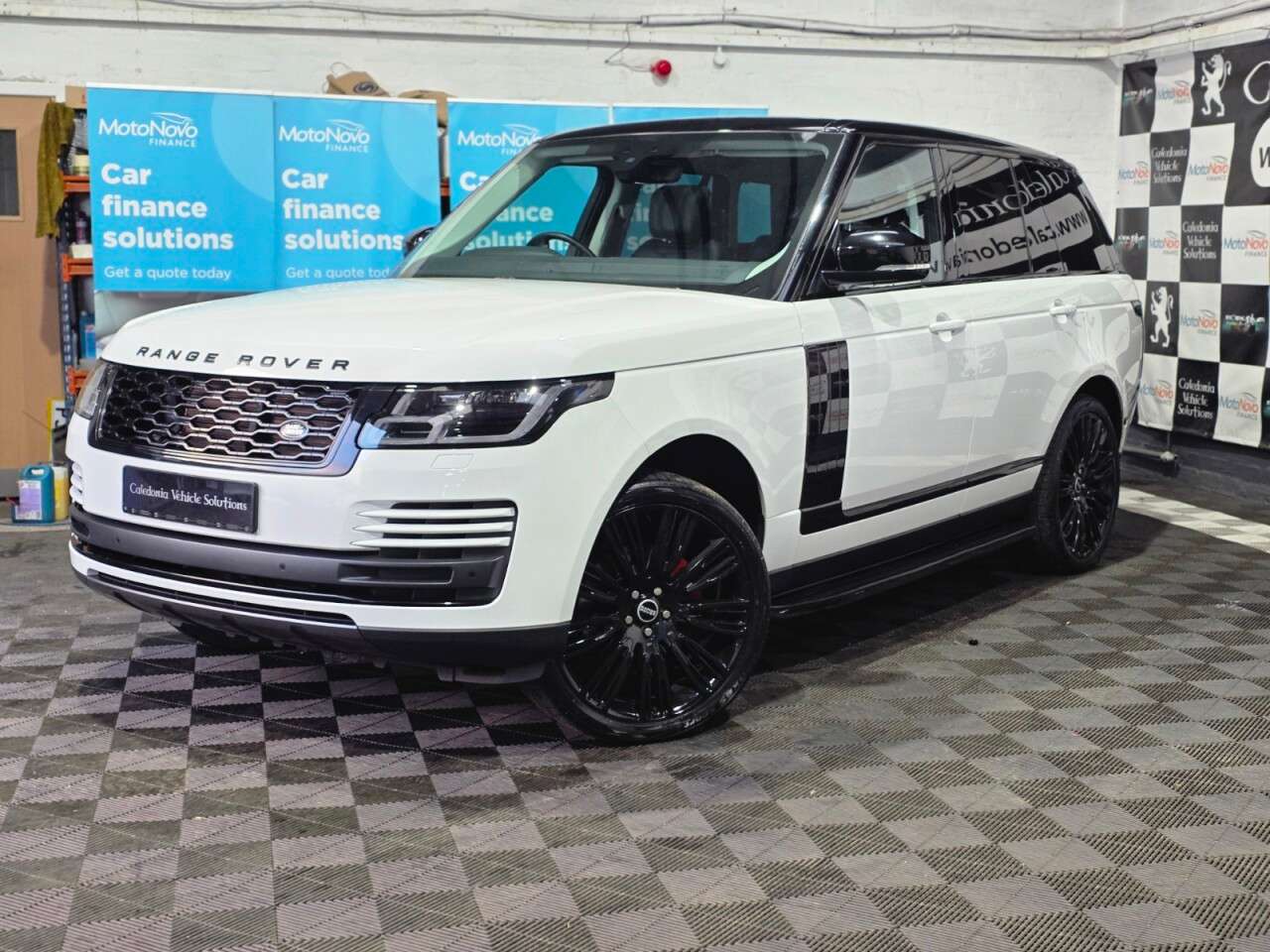 A 2020 LAND ROVER RANGE ROVER 3.0 SD V6 Vogue SUV 5dr Diesel Auto 4WD Euro 6 (s/s) (275 ps) A 2020 LAND ROVER RANGE ROVER 3.0 SD V6 Vogue SUV 5dr Diesel Auto 4WD Euro 6 (s/s) (275 ps)