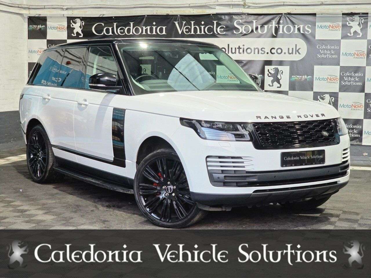 A 2020 LAND ROVER RANGE ROVER 3.0 SD V6 Vogue SUV 5dr Diesel Auto 4WD Euro 6 (s/s) (275 ps) A 2020 LAND ROVER RANGE ROVER 3.0 SD V6 Vogue SUV 5dr Diesel Auto 4WD Euro 6 (s/s) (275 ps)