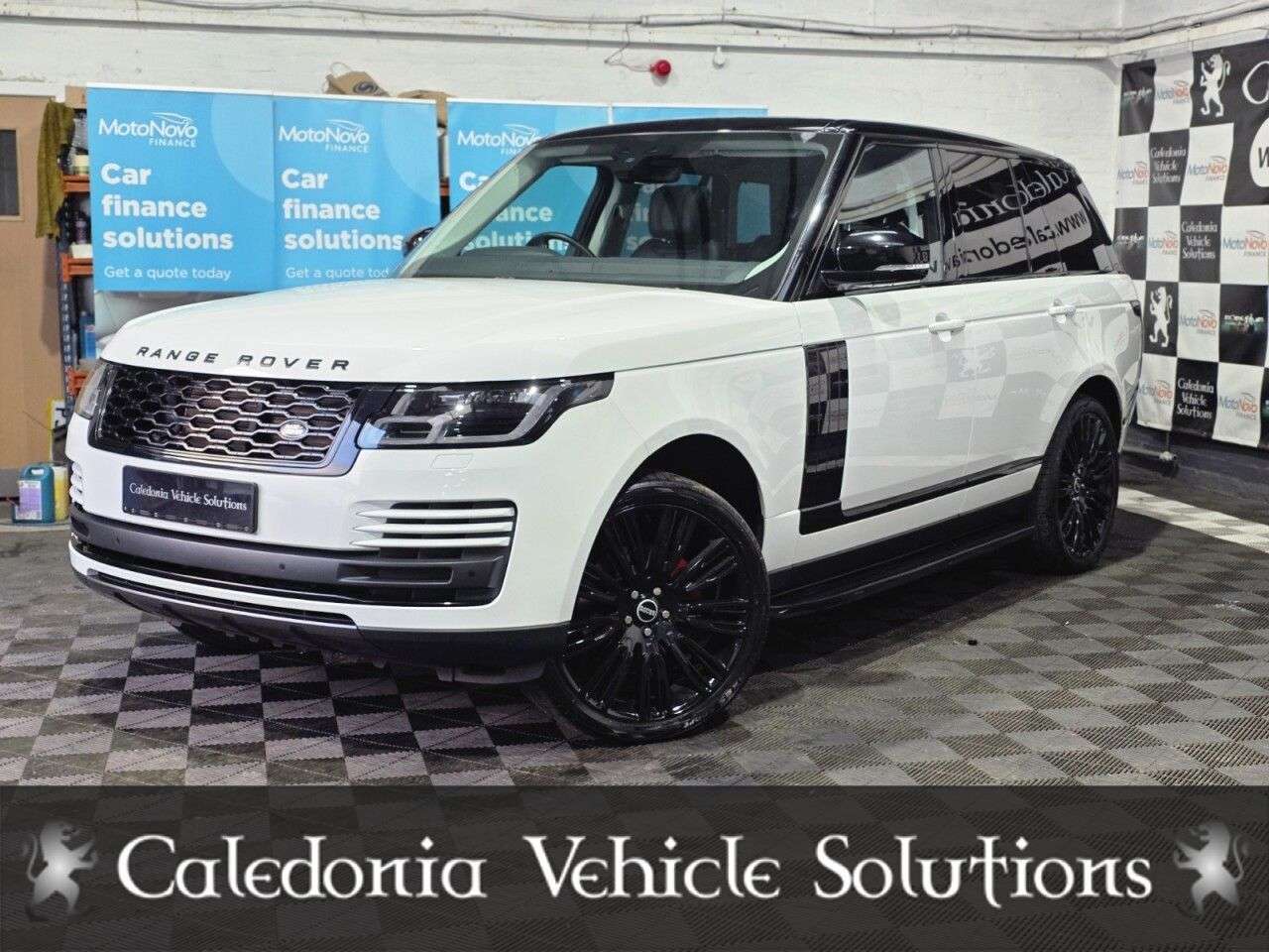 A 2020 LAND ROVER RANGE ROVER 3.0 SD V6 Vogue SUV 5dr Diesel Auto 4WD Euro 6 (s/s) (275 ps) A 2020 LAND ROVER RANGE ROVER 3.0 SD V6 Vogue SUV 5dr Diesel Auto 4WD Euro 6 (s/s) (275 ps)
