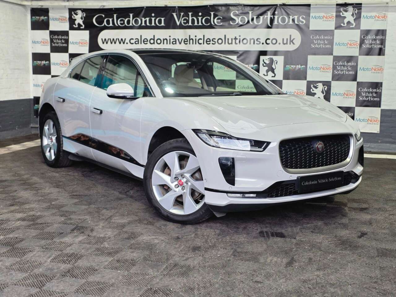 A 2019 JAGUAR I-PACE 400 90kWh SE SUV 5dr Electric Auto 4WD (400 ps) A 2019 JAGUAR I-PACE 400 90kWh SE SUV 5dr Electric Auto 4WD (400 ps)