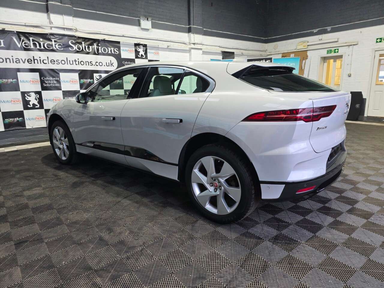 A 2019 JAGUAR I-PACE 400 90kWh SE SUV 5dr Electric Auto 4WD (400 ps) A 2019 JAGUAR I-PACE 400 90kWh SE SUV 5dr Electric Auto 4WD (400 ps)