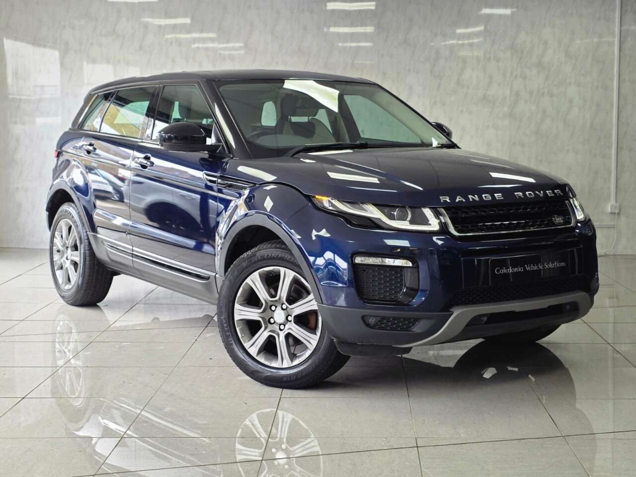 A 2017 LAND ROVER RANGE ROVER EVOQUE 2.0 TD4 SE Tech SUV 5dr Diesel Manual 4WD Euro 6 (s/s) (180 ps) A 2017 LAND ROVER RANGE ROVER EVOQUE 2.0 TD4 SE Tech SUV 5dr Diesel Manual 4WD Euro 6 (s/s) (180 ps)