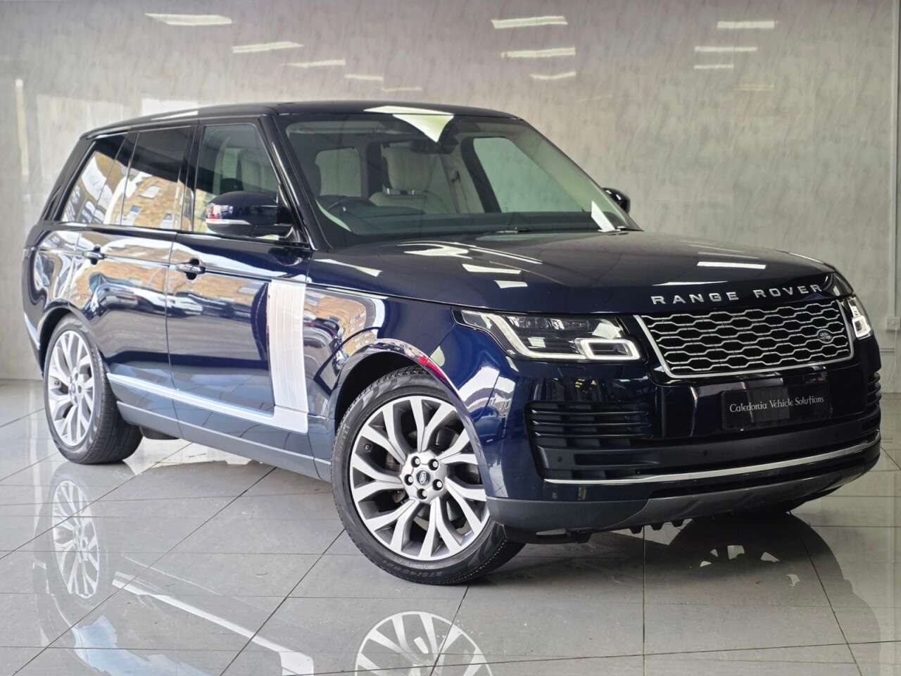A 2020 LAND ROVER RANGE ROVER 3.0 SD V6 Westminster SUV 5dr Diesel Auto 4WD Euro 6 (s/s) (275 ps) LANDROV A 2020 LAND ROVER RANGE ROVER 3.0 SD V6 Westminster SUV 5dr Diesel Auto 4WD Euro 6 (s/s) (275 ps) LANDROV