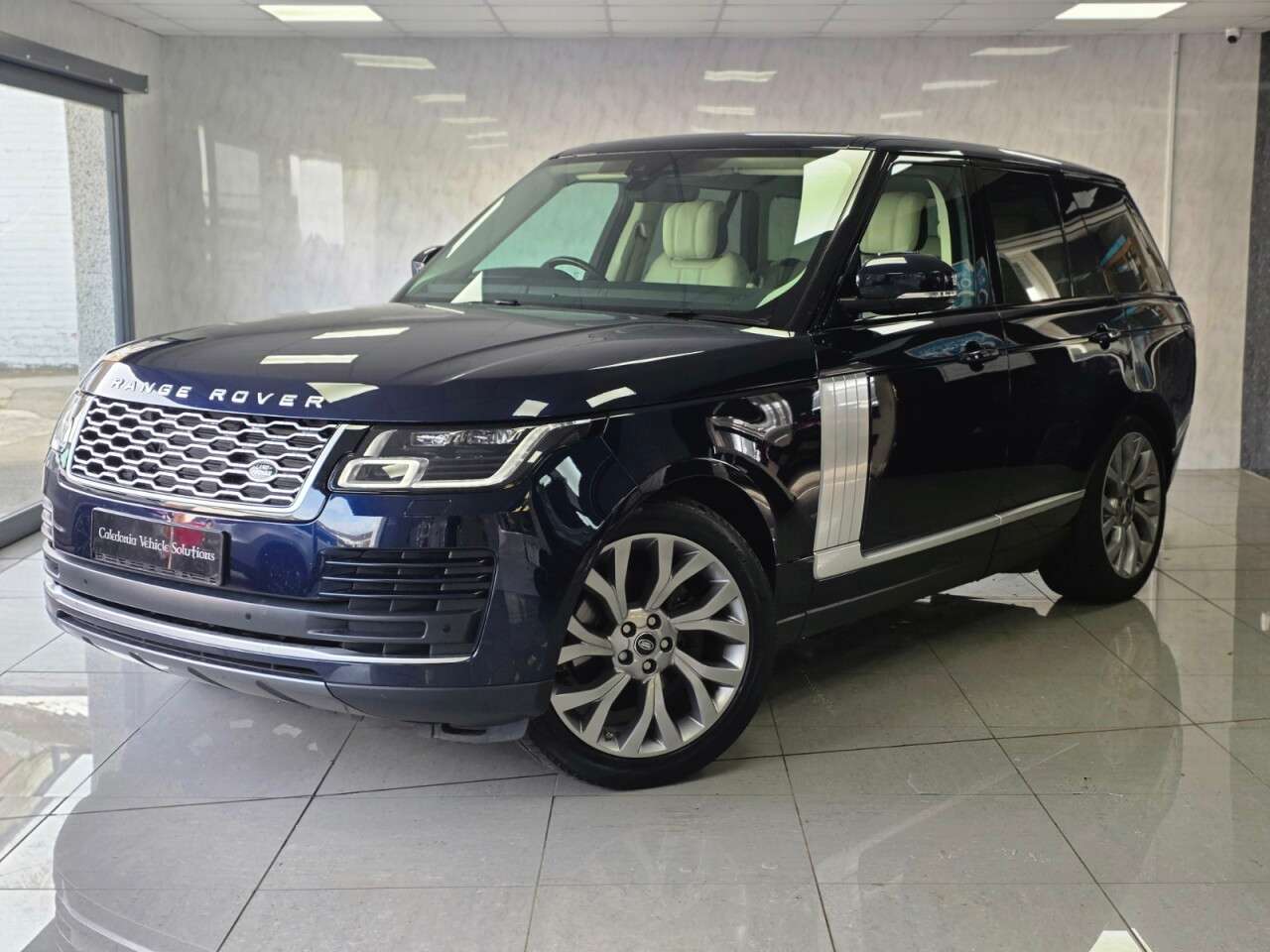 A 2020 LAND ROVER RANGE ROVER 3.0 SD V6 Westminster SUV 5dr Diesel Auto 4WD Euro 6 (s/s) (275 ps) LANDROV A 2020 LAND ROVER RANGE ROVER 3.0 SD V6 Westminster SUV 5dr Diesel Auto 4WD Euro 6 (s/s) (275 ps) LANDROV
