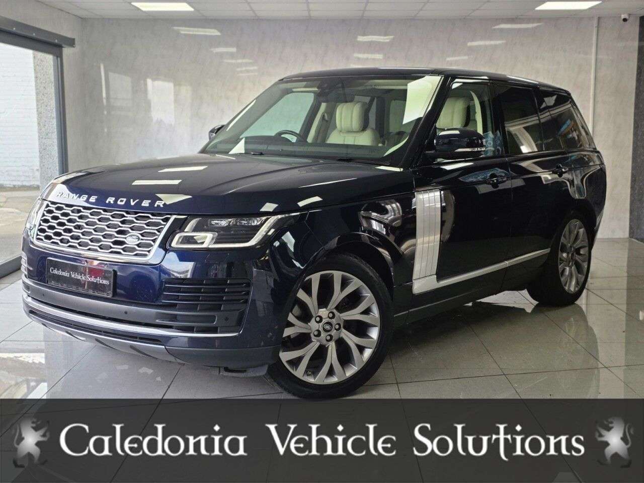 A 2020 LAND ROVER RANGE ROVER 3.0 SD V6 Westminster SUV 5dr Diesel Auto 4WD Euro 6 (s/s) (275 ps) LANDROV A 2020 LAND ROVER RANGE ROVER 3.0 SD V6 Westminster SUV 5dr Diesel Auto 4WD Euro 6 (s/s) (275 ps) LANDROV